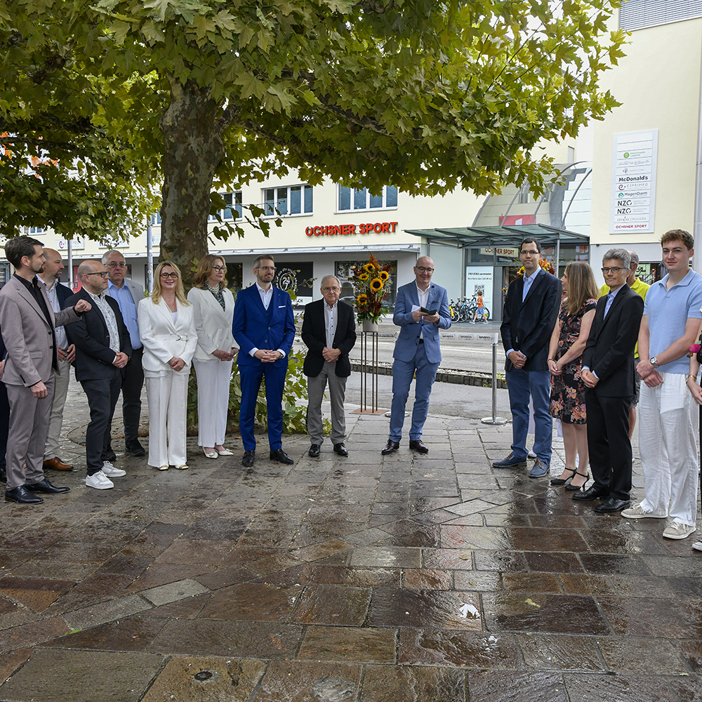 Der Name "Affenplatz" in Langenthal verschwindet. Der Platz heisst wieder "Spitalplatz". Initiator Andreas Baumann (Inhaber Neurozentrum Oberaargau) bei seiner Ansprache vor den Gästen. Bild: Thomas Peter