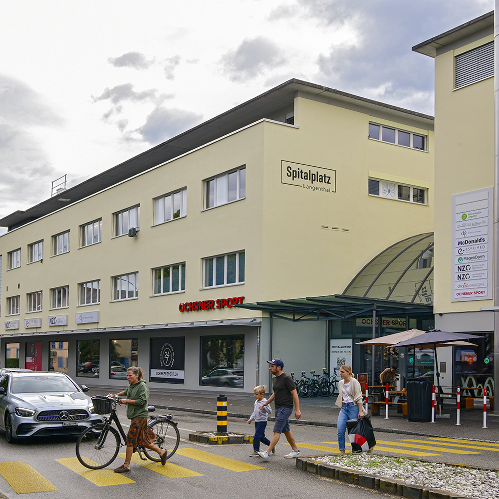 Der Name "Affenplatz" in Langenthal verschwindet. Der Platz heisst wieder "Spitalplatz". Bild: Thomas Peter