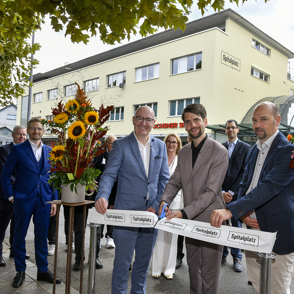 Der Name "Affenplatz" in Langenthal verschwindet. Der Platz heisst wieder "Spitalplatz". (Von links): Andreas Baumann (Inhaber Neurozentrum Oberaargau), Stadtpräsident Patrick Freudiger und SRO Spitaldirektor Timo Thimm beim Festakt, dem Durchschneiden des Bandes. Bild: Thomas Peter