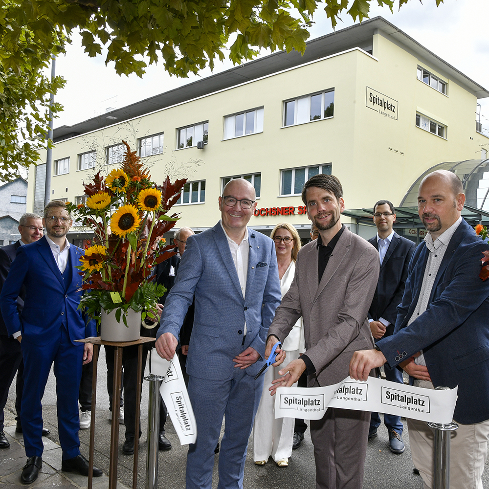 Der Name "Affenplatz" in Langenthal verschwindet. Der Platz heisst wieder "Spitalplatz". (Von links): Andreas Baumann (Inhaber Neurozentrum Oberaargau), Stadtpräsident Patrick Freudiger und SRO Spitaldirektor Timo Thimm beim Festakt, dem Durchschneiden des Bandes. Bild: Thomas Peter